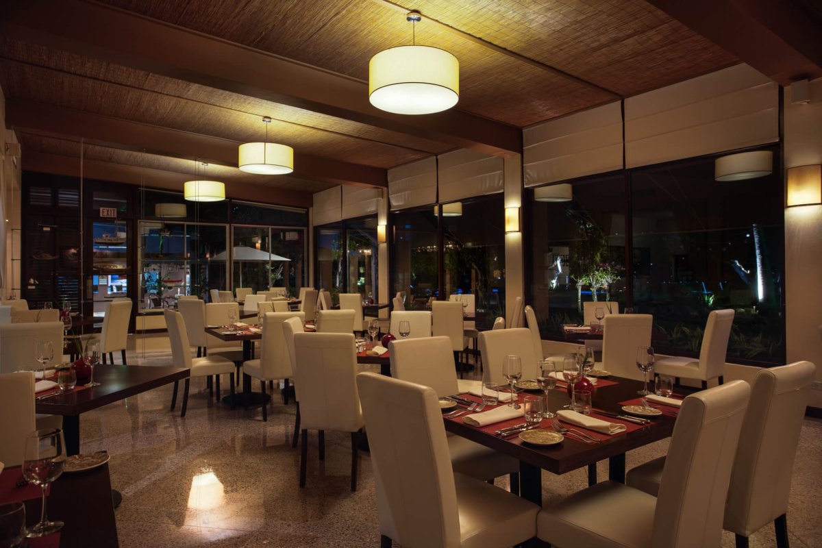 Vista interior nocturna del Restaurante Alexandra.