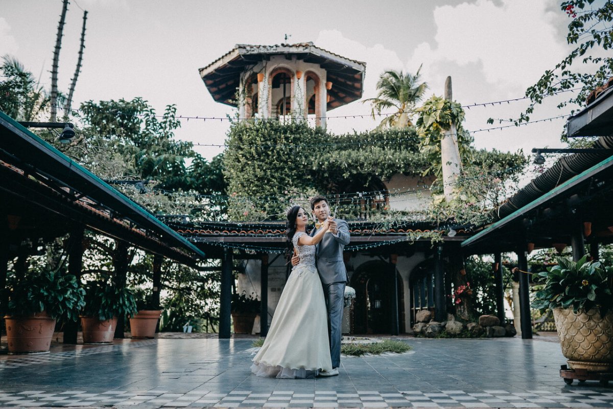 Couple dancing at Hacienda Siesta Alegre.