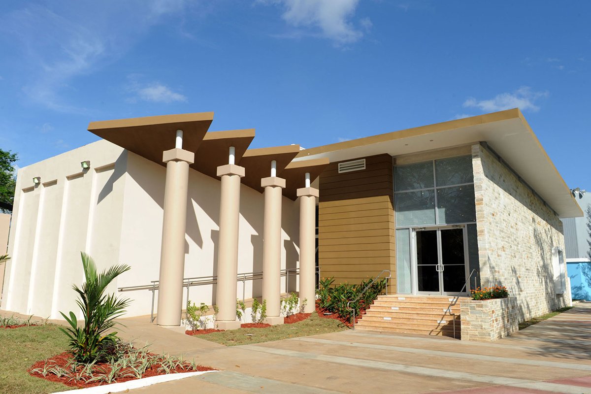 View of the entrance at the Museo de Arte de Bayamon