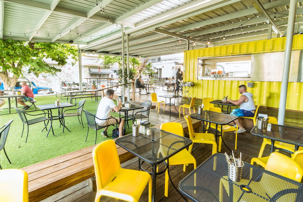 View of Café Tresbé foodtruck in Calle Loíza.