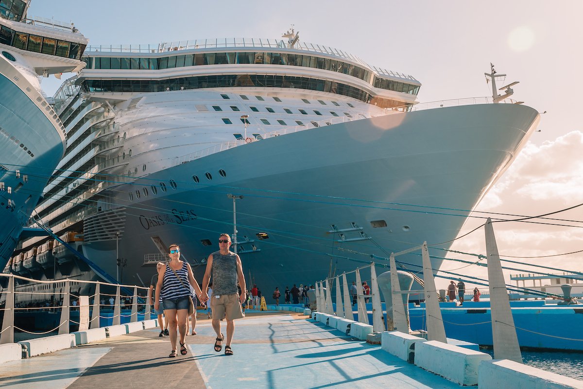 Una mujer y un hombre, desembarcando de su crucero en el puerto de Viejo San Juan.