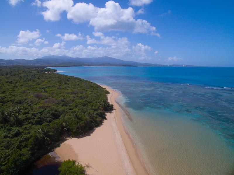Vista aérea de Playa Gobernador en Fajardo.