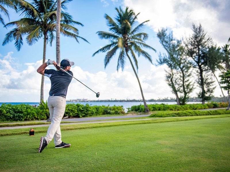 Un golfista juega en uno de los tres pintorescos campos de golf de Dorado Beach, una reserva de Ritz-Carlton.