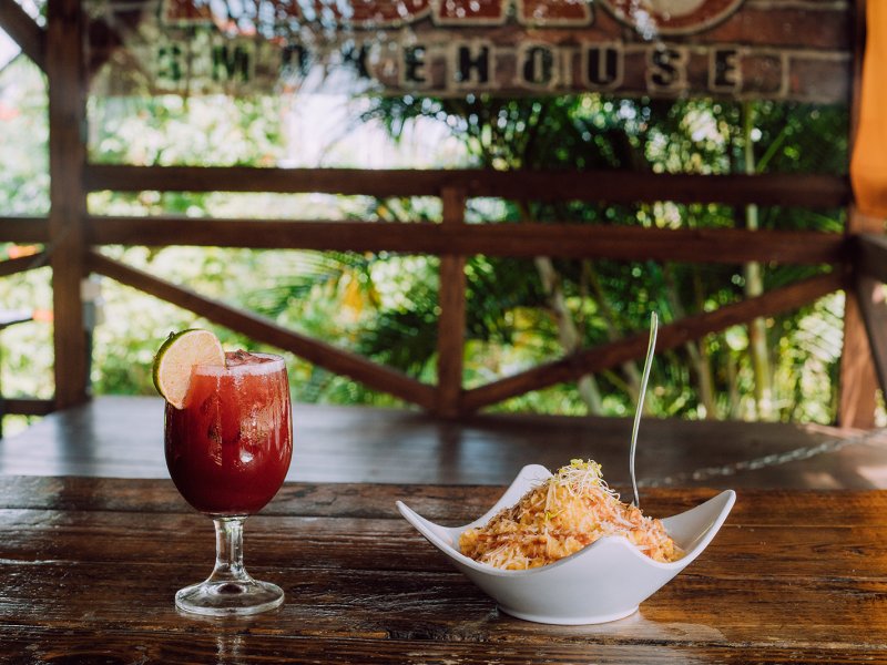 Una copa de sangría y cocina criolla en el ahumadero de ASAO en Ciales