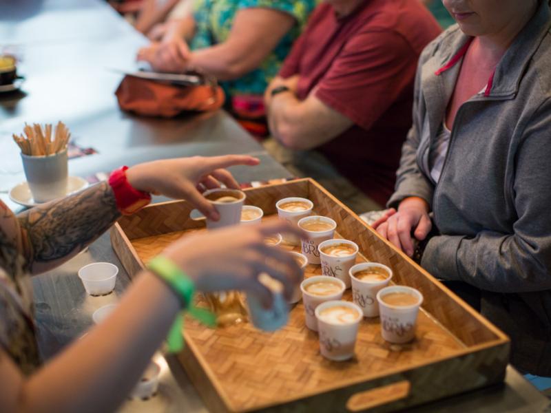 Un grupo prueba café local en Puerto Rico.