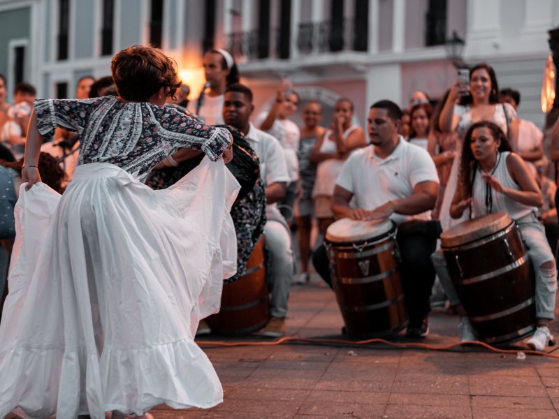 Músicos tocando bomba y bailando.