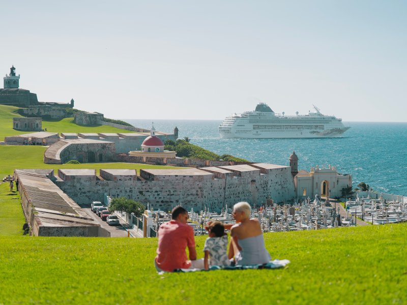 Familia mirando el crucero.