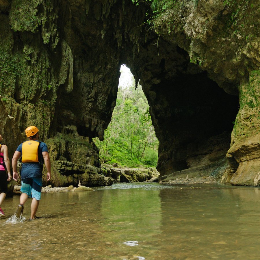 A couple explores Cañon de Tanamá.