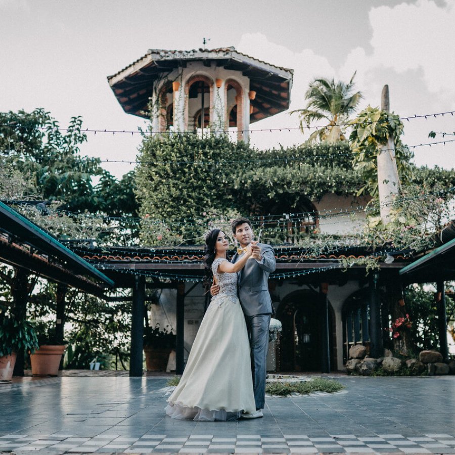 Couple dancing at Hacienda Siesta Alegre.