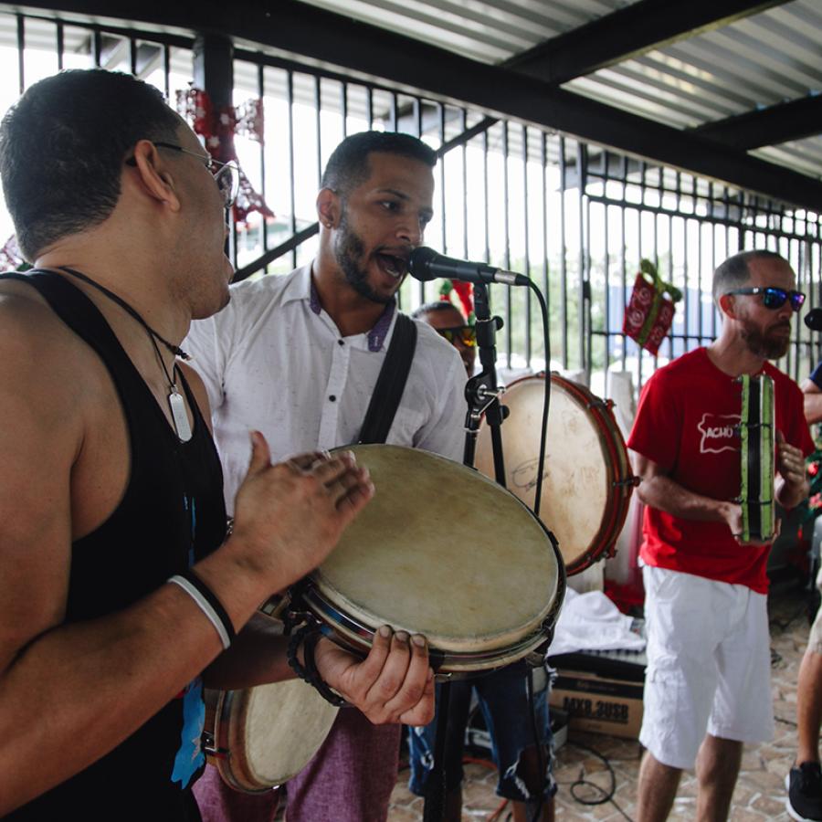 Men singing and playing pleneros.