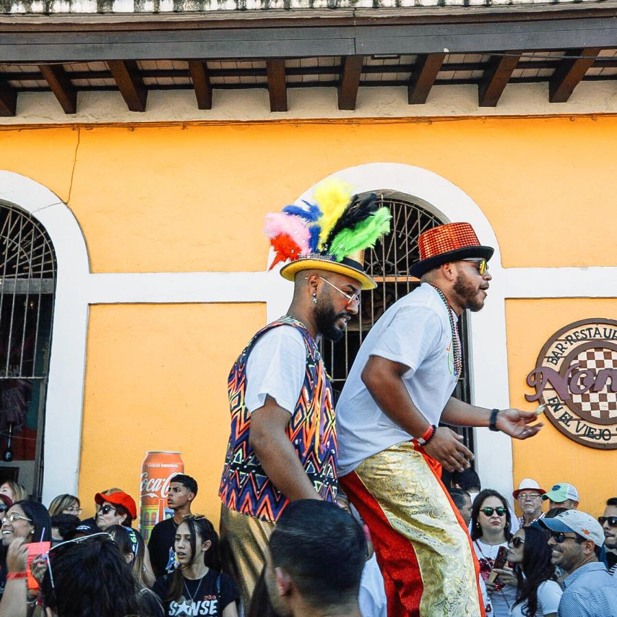 Gente celebrando Fiestas de la Calle San Sebastián en el Viejo San Juan.