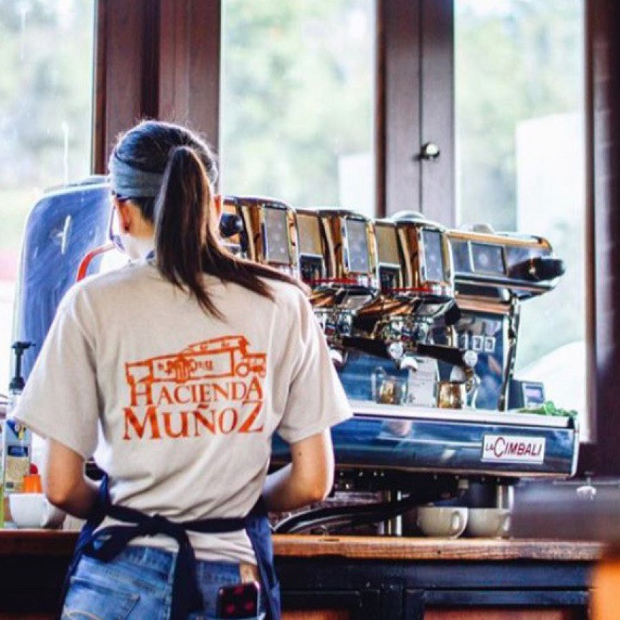 Coffee break at Hacienda Muñoz in San Lorenzo.