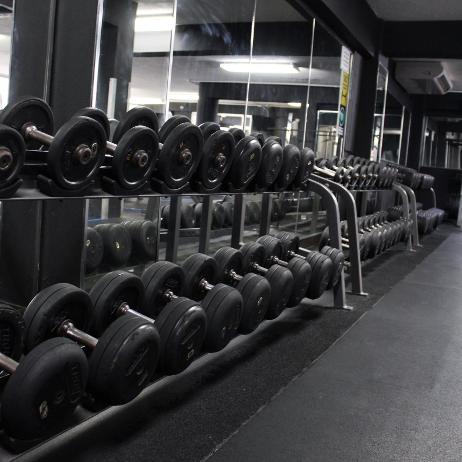 Pesas en un gimnasio.