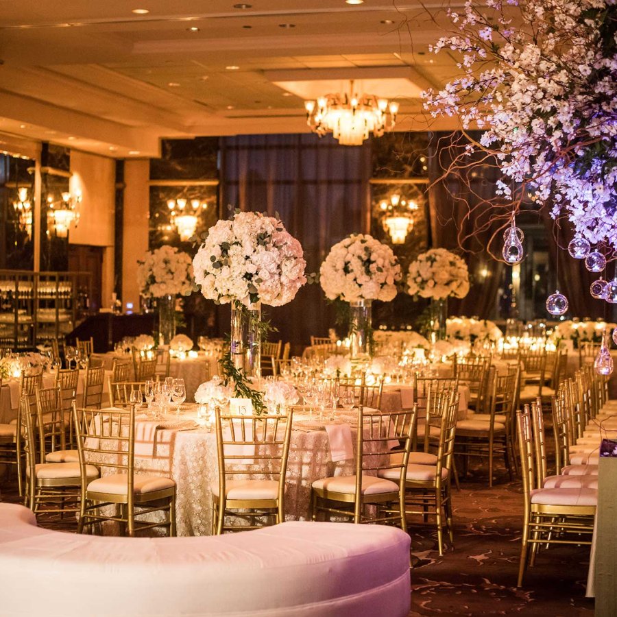 Un salón de recepción en el Hotel Condado Vanderbilt, opulentamente decorado para una boda. San Juan, Puerto Rico.