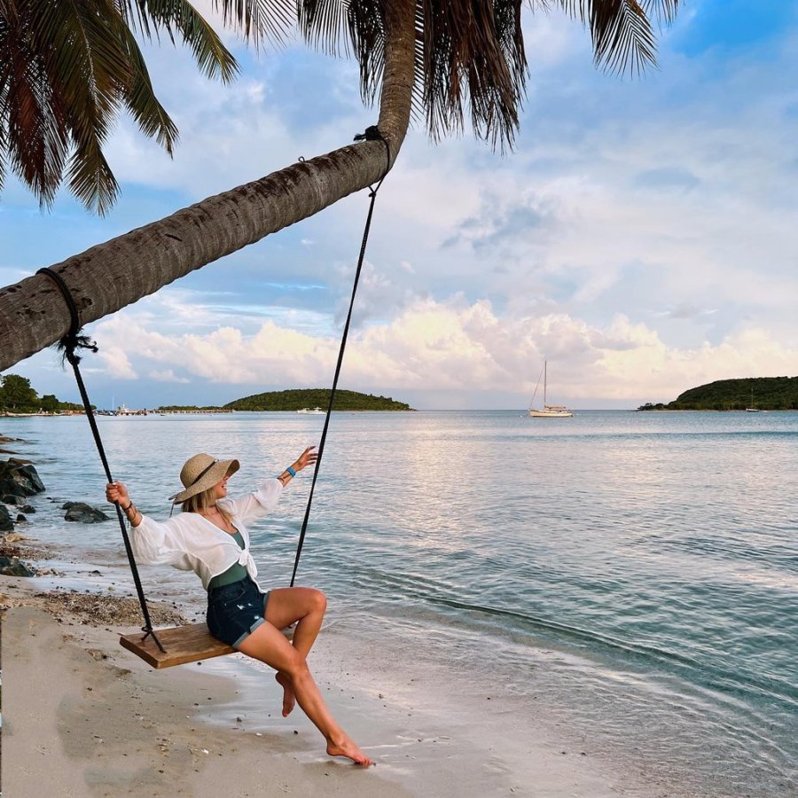 Mujer en un columpio en Vieques.