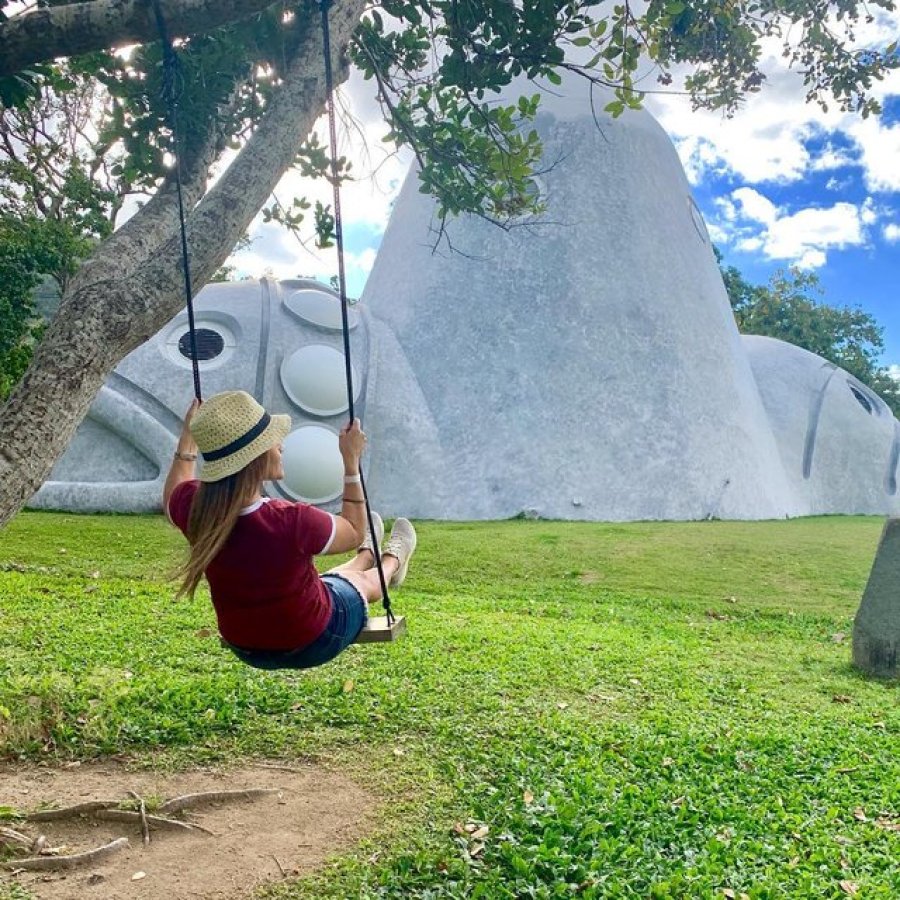 Mujer en un columpio en Jayuya.