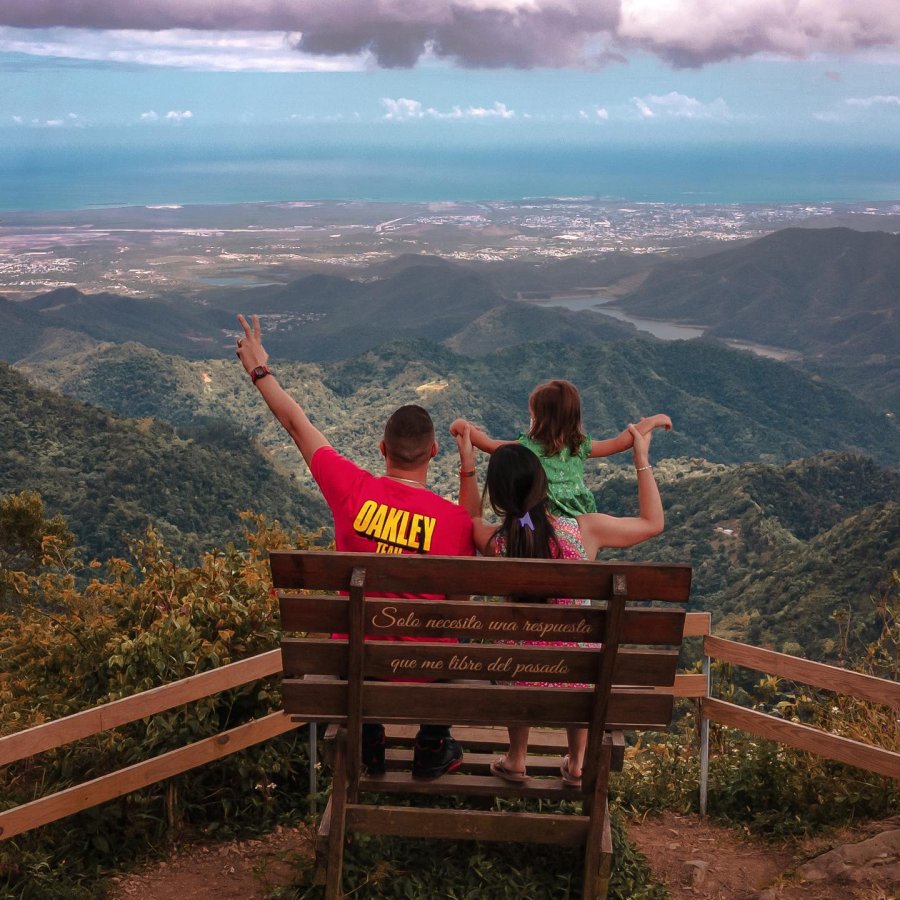 Familia en un banco con vista a Ponce.