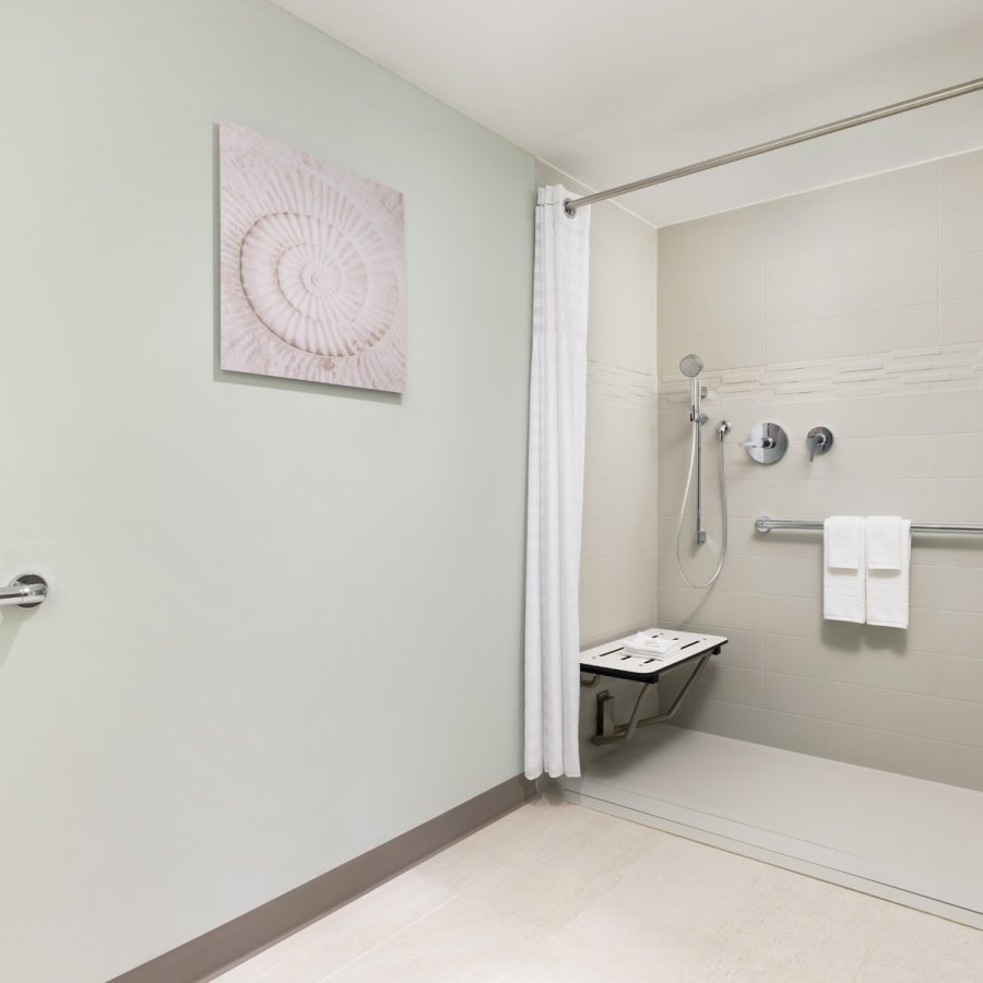 Muchos de los hoteles de Puerto Rico ofrecen habitaciones con duchas adaptadas para sillas de ruedas y comodidades a la altura estándar para sillas de ruedas.