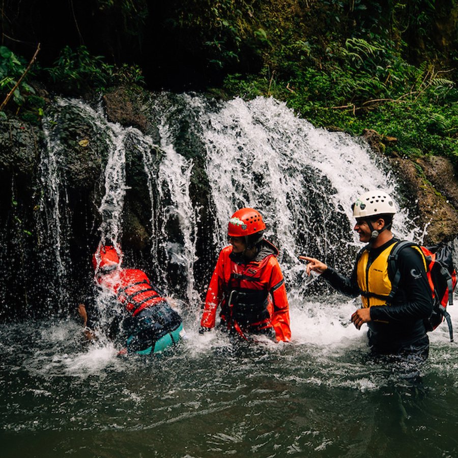 A group of four people tubing along and exploring the Río Tanamá.