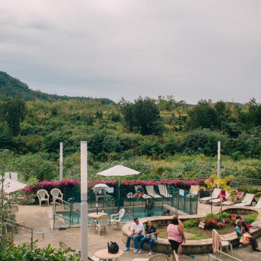 Los baños termales de Coamo lleno de personas.Los